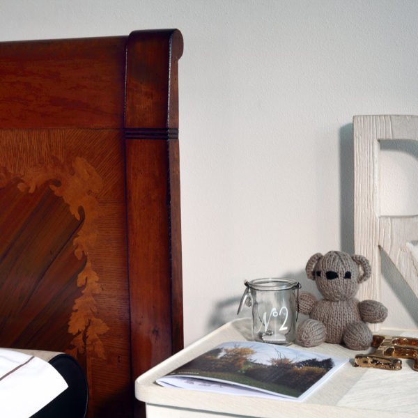 MM 652 Bedside Table