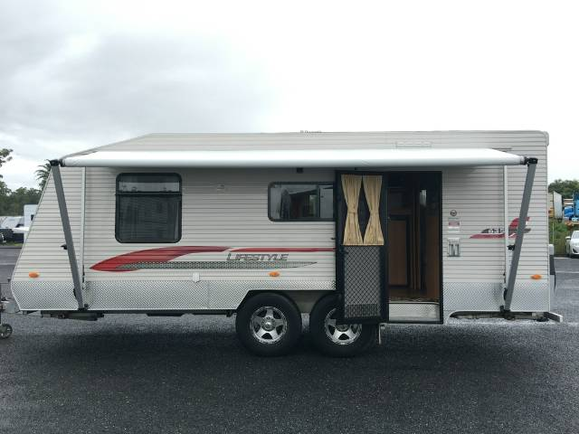 USED 2011 COROMAL LIFESTYLE CARAVAN