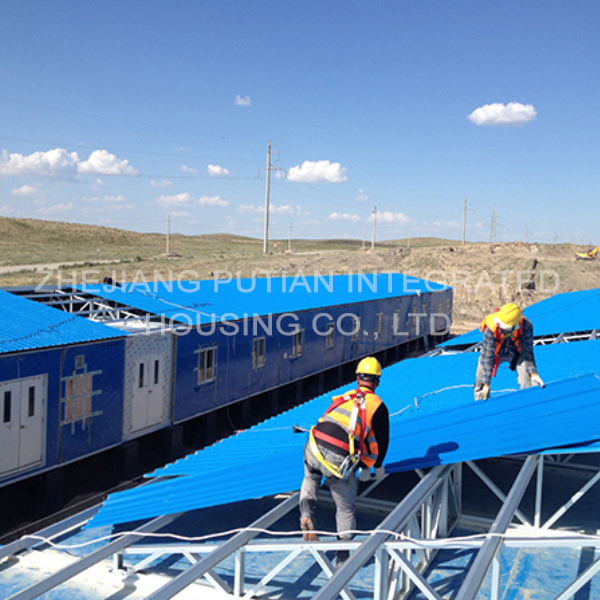 Spliced Container House With Light Steel Roof3