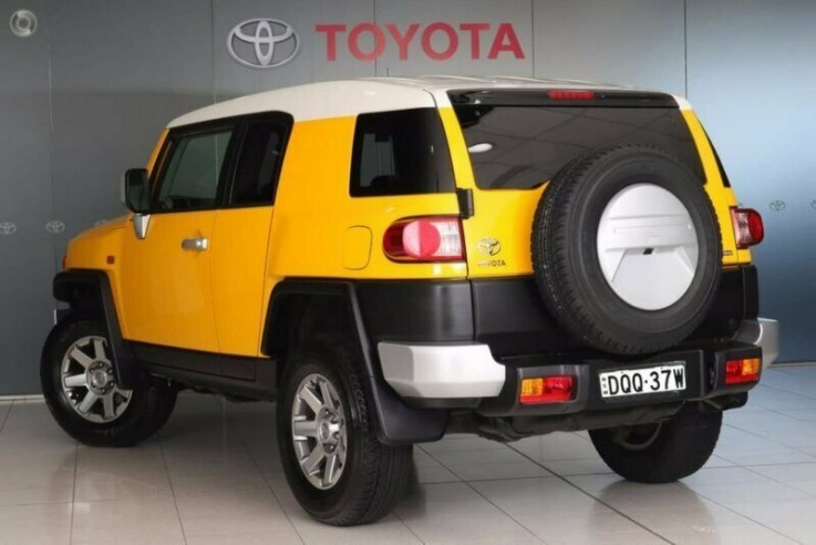 2016 Toyota FJ Cruiser Wagon (Hornet Yel