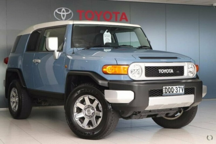 2016 Toyota FJ Cruiser Wagon (Retro Blue