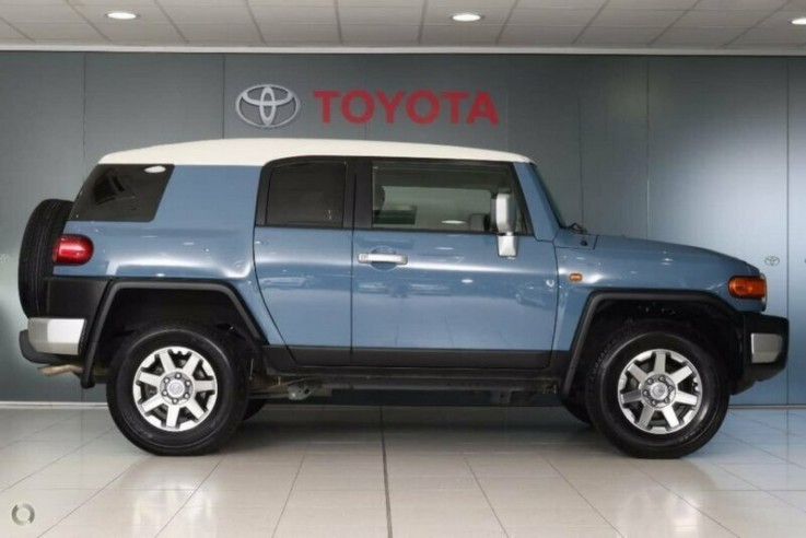 2016 Toyota FJ Cruiser Wagon (Retro Blue