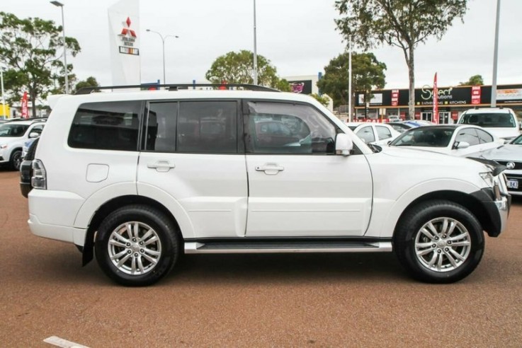 2013 Mitsubishi Pajero Vr-x Wagon (White