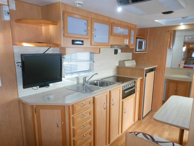 2011 Windsor Genesis 638S LTD Caravan