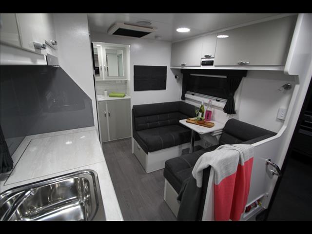 2017 Golden Talon 18' full Ensuite