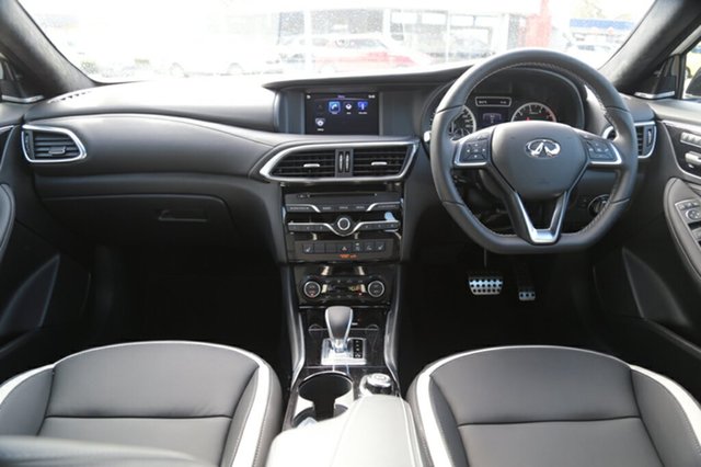 2016 Infiniti Q30 Sport Premium 2.0T Hat