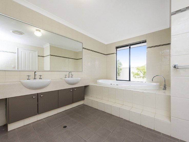 24 Fairland Loop Madeley WA 6065