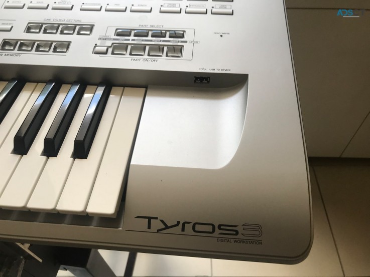 Yamaha Tyros 5 76-Key Arranger Workstati