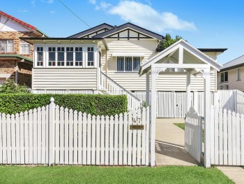 Appealing Queenslander on a level 513sqm