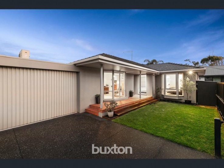 2/2 Bayview Crescent Black Rock Vic 3193