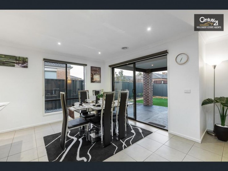 24 Hawkstone Road Manor Lakes Vic 3024