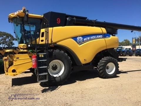 2012 New Holland CR9090 Combine Harveste