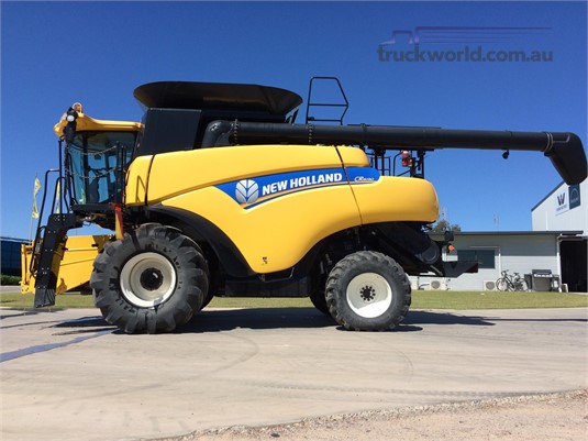 2012 New Holland CR8090 Combine Harveste