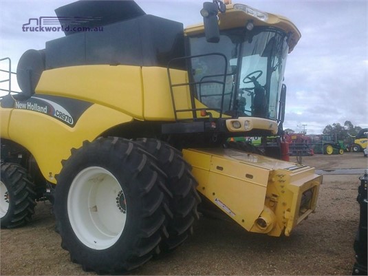 2004 New Holland CR970 Combine Harvester