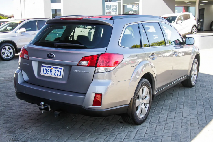 2011 SUBARU OUTBACK 2.5i