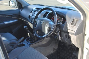 TOYOTA HILUX SR5 2013