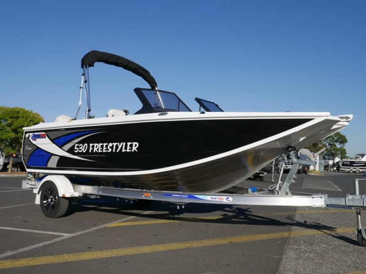 QUINTREX 530 FREESTYLER - BOW RIDER