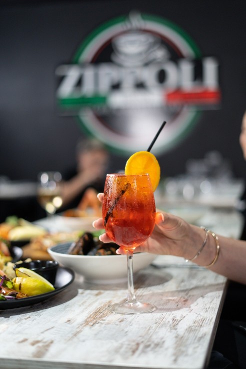 Zippoli Cafe & Dessert Bar / Restaurant