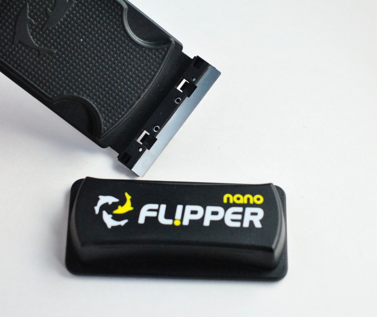 Flipper NANO 2-in-1 Scraper and Cleaner