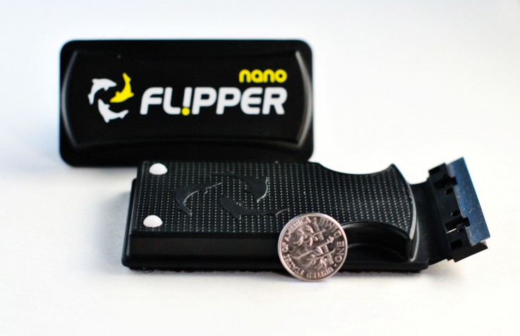 Flipper NANO 2-in-1 Scraper and Cleaner