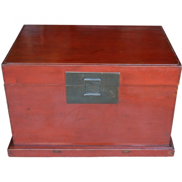 Plain Red Lacquered Trunk