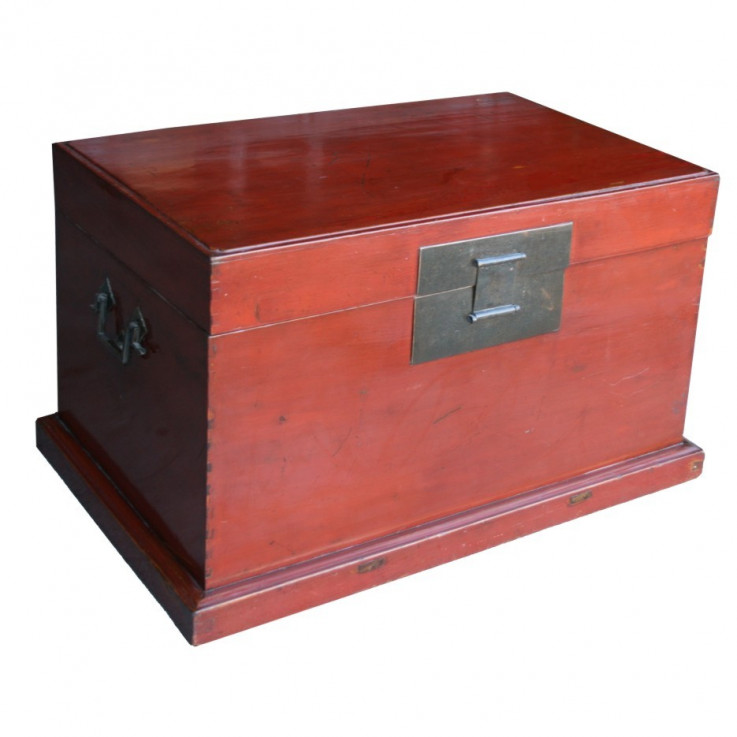 Plain Red Lacquered Trunk