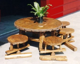 Outdoor Round Table Set with Spin Stools